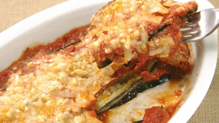 Imagem da Receita de berinjela gratinada fit com frango e aveia
