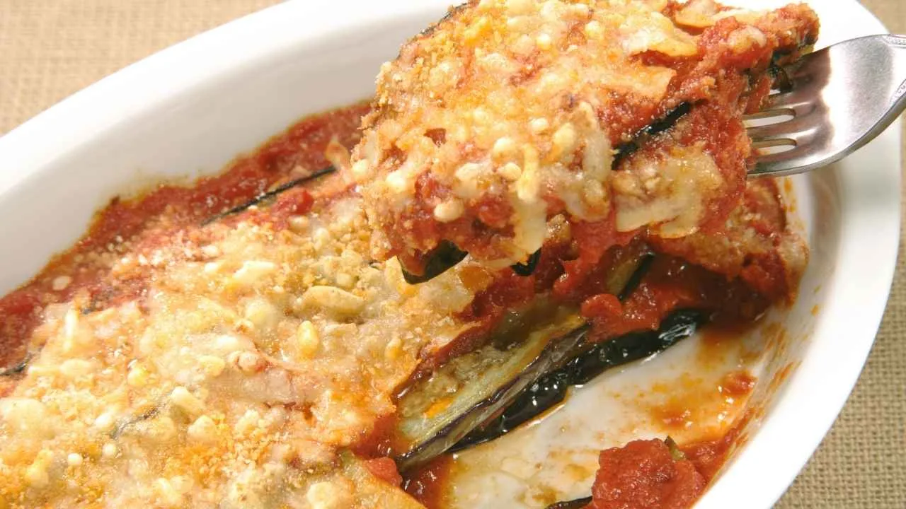 Imagem da Receita de berinjela gratinada fit com frango e aveia